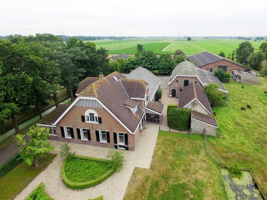 Kenmerken: De oorspronkelijke boerderij is gebouwd in 1780. In 1910 is de voormalige boerderij afgebrand en in zijn geheel herbouwd.