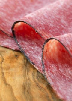 SALAMI De superieure smaak van deze salami hebben we in de eerste plaats te danken aan de bijzondere eigenschap van Duroc d Olives varkensvlees.
