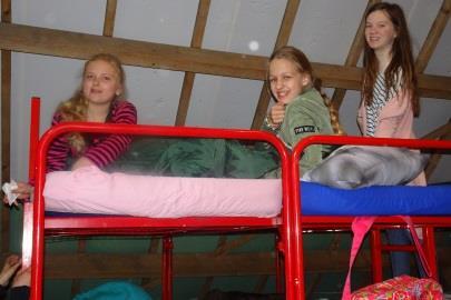 Groep 8 op kamp Maandagmorgen, 8 mei, zijn we met de bus naar Woudenberg gereden. Zoals het hoort op het Oranjekamp regende het.