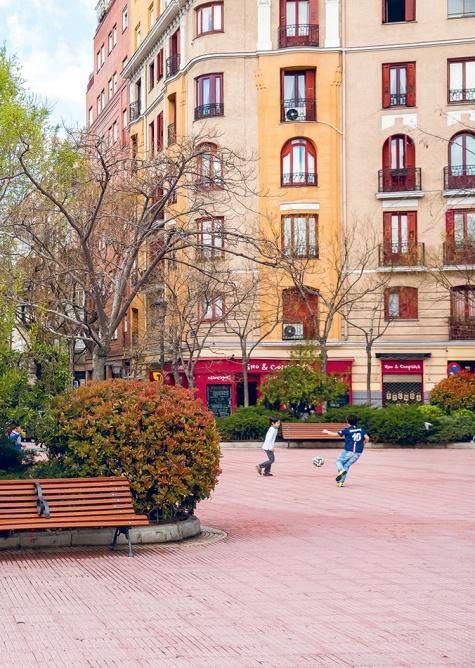 PLAZA DE CIBELES - BEZIENSWAARDIGHEDEN Op Plaza de Cibeles staat het beeld van een door leeuwen getrokken voertuig met daarop Cybele, de godin van de vruchtbaarheid.