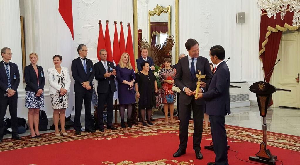 Premier Rutte overhandigt een gouden kris aan president Jokowi.