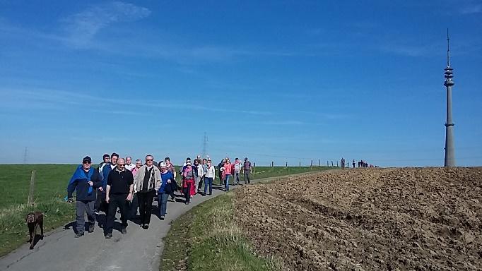 We kijken even terug. Lentewandeling 12 maart. De groep van 26 wandelaars vertrok met de wagen van het lokaal naar de grote zendmast.