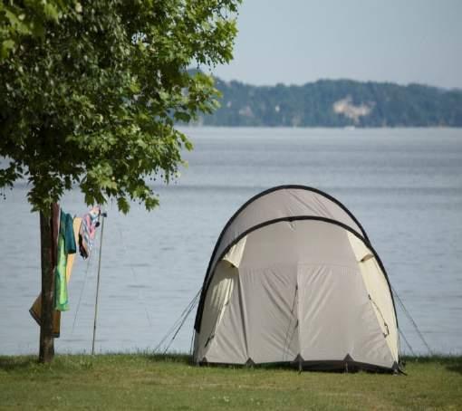 De camping is gelegen in het groene natuurgebied Toce, direct aan het