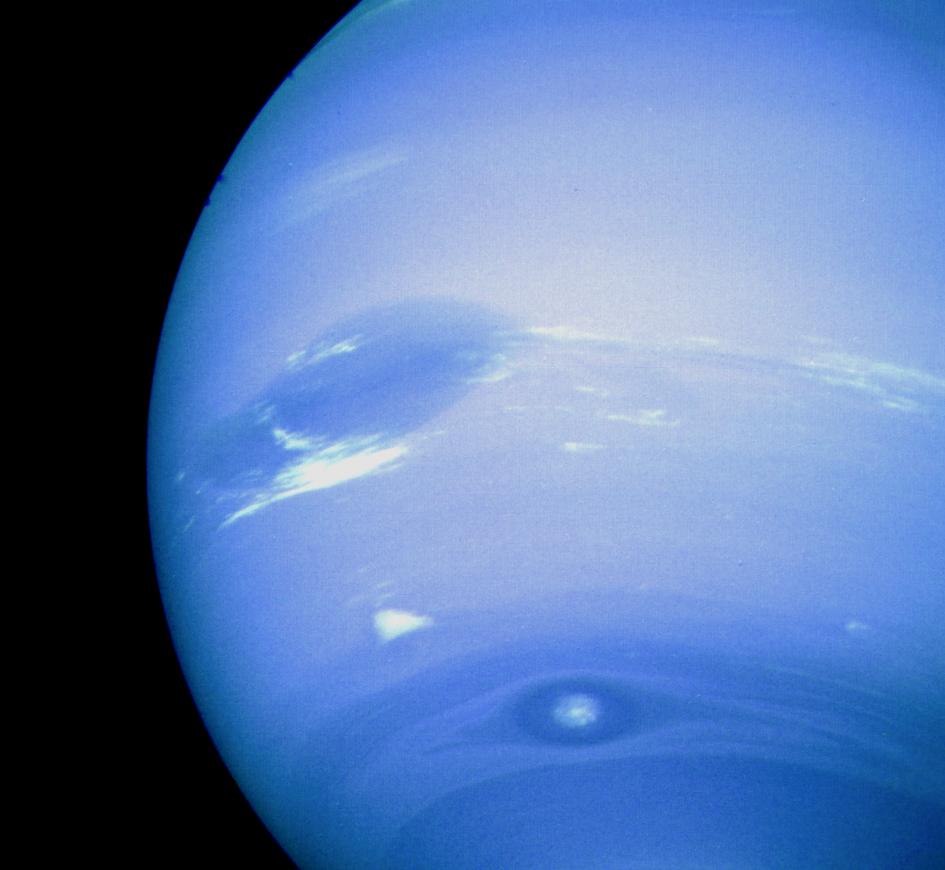 (blauw/wit); ook sterke equatoriale stroming; ook grote stormen Uranus Moeilijk te bestuderen: weinig kleurverschillen in wolken Vanwege