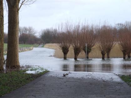 Start: Parkeerterrein bij de Rhoonse Jachthaven U staat nu ongeveer op de plek van de dragline. De foto is genomen bij het afsluiten van de Rhoonse haven.