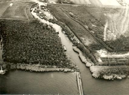 Het fietspad gaat nu omhoog. U bent nu op een kruispunt van 7 wegen en hebt rechts een mooi uitzicht op de Koedood- of Carnisse haven. Bijgaande foto toont de haven uit ca.