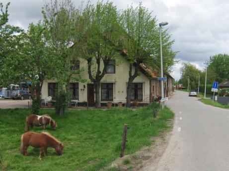 de Achterdijk rechts aanhouden en omhoog naar de Rijsdijk. Na ca. 100 meter, linksaf de Omloopseweg op.