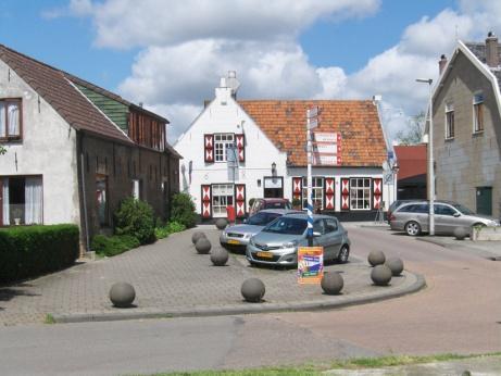 Links van u ligt weer de Zegenpolder. Links van u ligt een klein poldertje, t Spui. het fietspad staat rechts Café Herberg De Gouden Arend. Het is gevestigd in een historisch pand en dateert uit 1688.