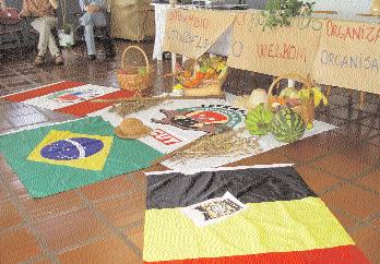 Vlaamse en Braziliaanse boeren willen een vinger in de pap Van februari 2004 tot juni 2005 liep er een uitwisselingsproject* tussen Vlaamse en Braziliaanse boeren - tussen Wervel** en Fetraf***.