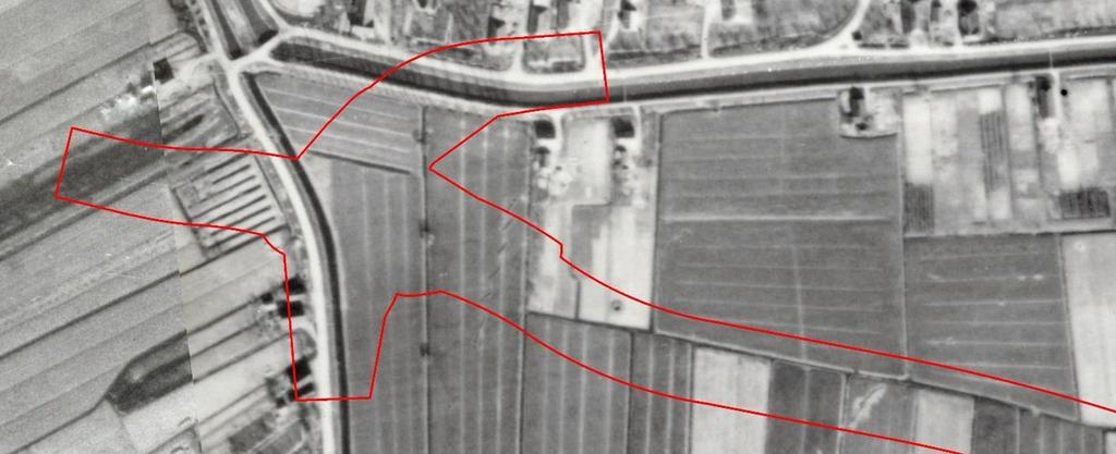 Afbeelding: detail van de luchtfoto van 23-3-1945 (inv. nr. 221-08-3130) waarop de loopgraven (groen) en het mitrailleursnest (symbool) binnen het projectgebied zijn ingetekend.