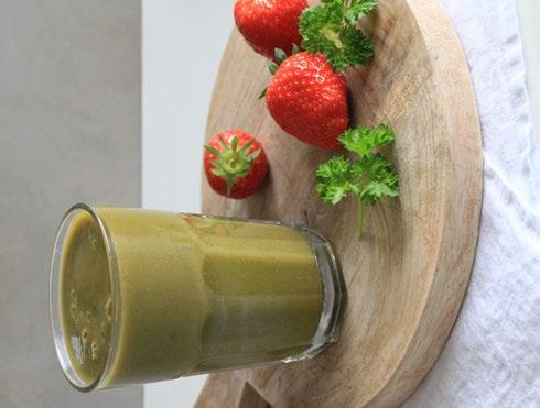 Dag 2 Smoothie 5 150 ml afgekoelde groene thee 125 gram mango (diepvries) 10 cm courgette 6 grote