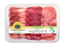 Bresaola, gedroogd rundsvlees, mager en smaakvol. Speck, de smaak van de bergen op uw bord: kruidig en gerookt Salame fume, een licht gerookt buitenbeentje welkom in Emilia Romagna!