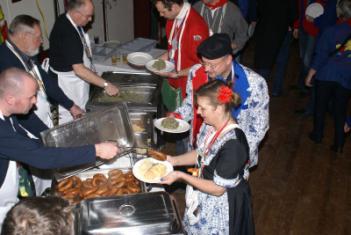 voor meest veelbelovende Carnavalist Bart Martens, en terwijl de toetjes werden uitgedeeld begonnen de Kakofonies met hun eerste klanken.