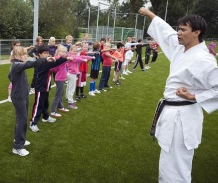 Hengelo Sport drie Sportmarkten georganiseerd in de wijk van de school.