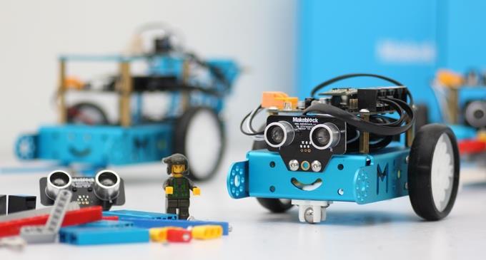 De mbot De mbot is een robot die je helemaal zelf kunt programmeren.