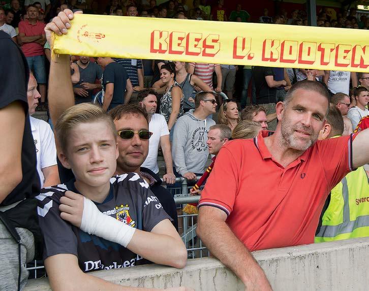 kleine kinderen Zitten achter de goal Kinderen zijn lid van de kidsclub Gezin heeft een FOX-abonnement Vaak in de fanshop te