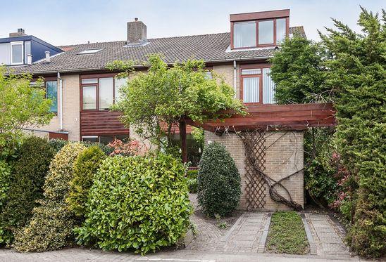 Sfeervolle hoekwoning in een rustige, groene woonomgeving! Bent u op zoek naar de ideale gezinswoning? Dan hoeft u niet verder te zoeken!