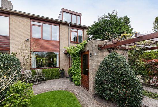 Zowel de voor- als de achtertuin zijn prachtig aangelegd. De voortuin heeft een eigen carport. In deze rustige woonomgeving in de Merenwijk treft u deze royale sfeervolle hoekwoning aan.