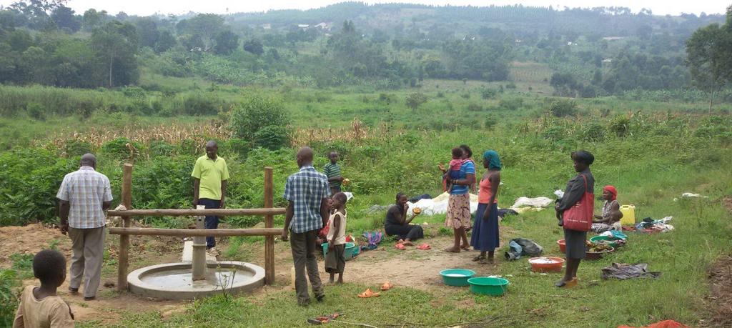 De waterpompen voor Ndegeya Zeven van de acht waterpompen werken al en wij zijn er getuige van dat de achste wordt geïnstalleerd.