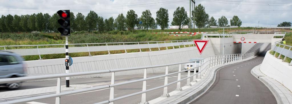 Veiligheid Wie van A naar B reist, moet dat zo veilig mogelijk kunnen doen. Zowel Rijkswaterstaat als ProRail streven dit na.