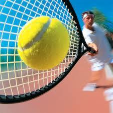 Reguliere clubtraining Heeft het jeugdlid het programma Tenniskids afgesloten dan gaat het automatisch verder naar de volgende fase: training op het grote veld voor junioren van 11-17 jaar.