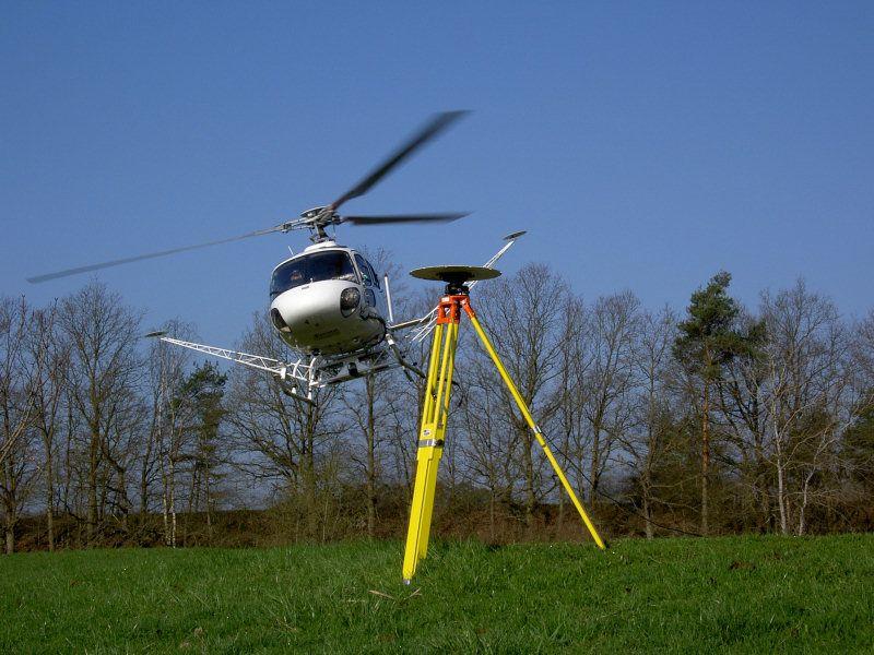 figuur 16 Een helikopter met het laseraltimetriesysteem in een rek. Twee gps-ontvangers op masten aan weerszijden zorgen voor een betere positie- en standbepaling.