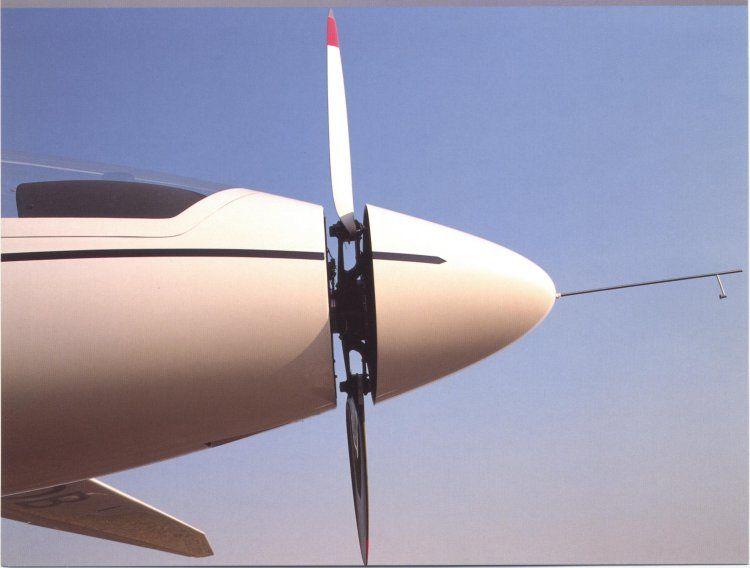figuur 18 De propellor van de Stemme S10VT (links) kan in de neuskegel opgevouwen worden (rechts een vooraanzicht), waardoor het zweefvliegtuig optimaal aerodynamisch presteert.