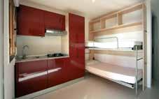 Kamer met tweepersoonsbed, eetkamer met folding stapelbed, kookhoek met gootsteen en koelkast (230 liter),