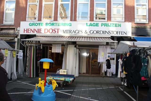 Bijlage IV: informatie over de dubbele winkelruimte Albert Cuypstraat 268 en 270 te Amsterdam Diverse aspecten van het appartementsrecht: het betreft een dubbele winkelruimte; de breedte is circa