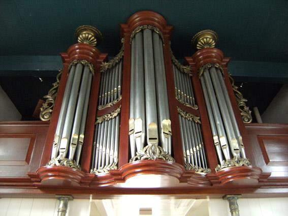 8 Het Dorkwerder orgelfront in zijn huidige kleurstelling Het Dorkwerder orgelfront kan worden opgevat als een enigszins verkleinde versie van dat in de Hervormde Kerk te Oldehove (1903).