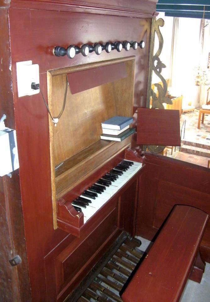 9 3.2. Situering van het orgel Het orgel is als balustrade-instrument geplaatst op een galerij tegen de torenmuur, boven de ingang. Het front staat op de draagbalk van de balustrade.