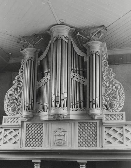 3. Beschrijving van het orgel 7 3.1. Het orgelfront Het Dorkwerder orgelfront is zeer karakteristiek voor de firma Van Oeckelen.