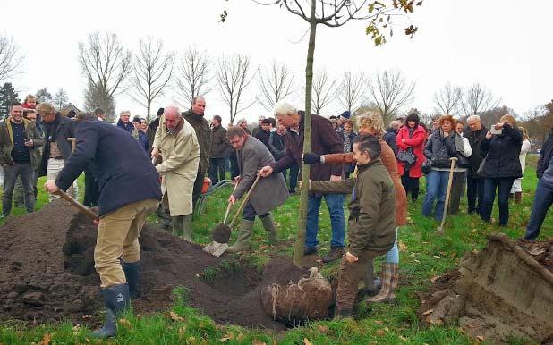 Foto (rechtsboven): Bomenplantdag voor de aanleg van het Parkbos de Haar. - Groen in de stad: verbeteren van het groen in de stad.