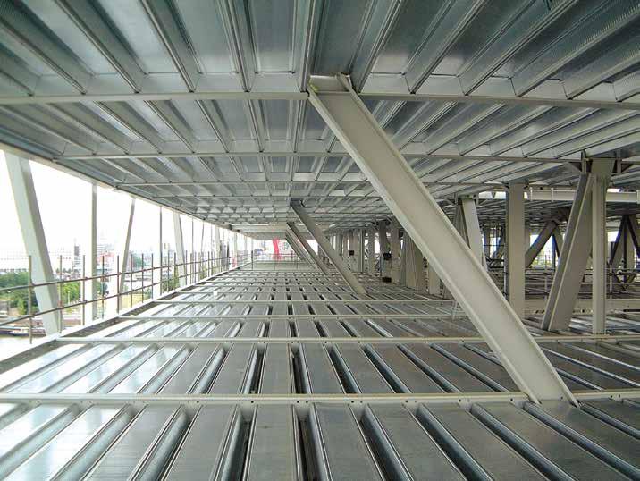 Voordelen van de lage staalplaatbetonvloeren van Dutch Engineering Snelheid Grote hoeveelheden vloerplaten kunnen eenvoudig in de constructie worden gehesen en efficiënt en snel worden gemonteerd.