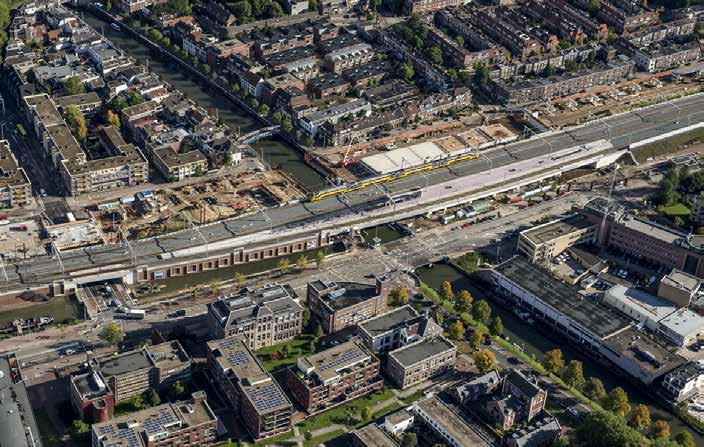 Bijvoorbeeld voor de bergingen, fietsenstallingen en parkeergarage is er plaats onder de treinsporen en trambaan. Figuur 2.5: Luchtfoto Stationsgebied Figuur 2.