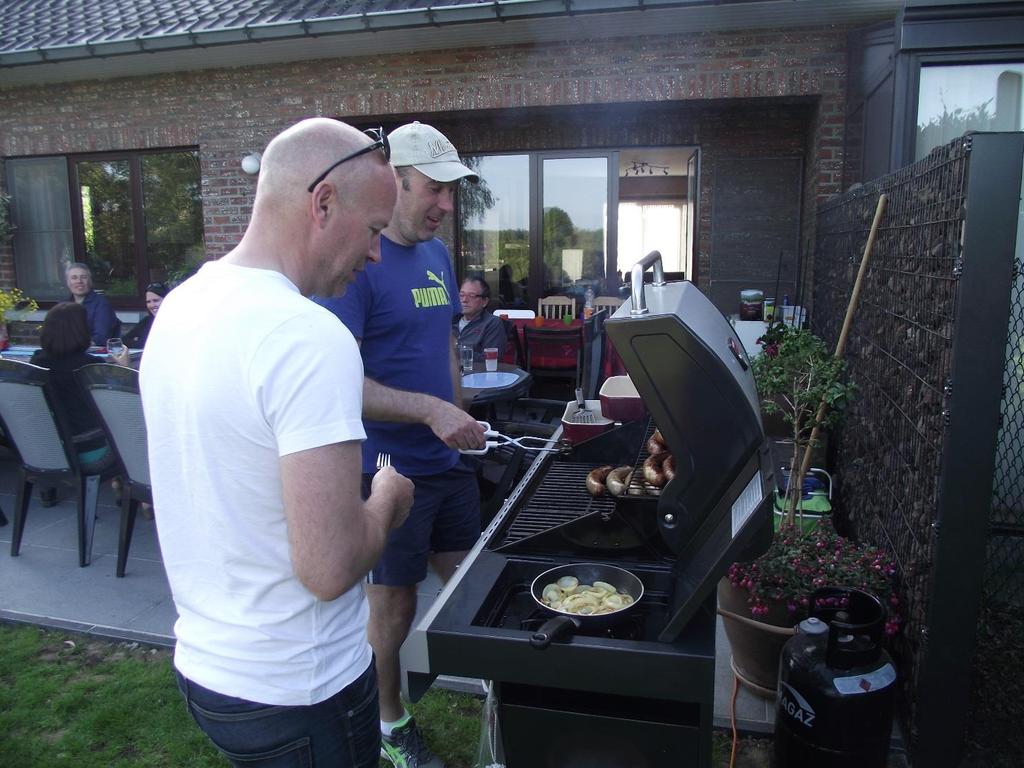 U11 Op 24 mei heeft de U11 het seizoen afgesloten met een geweldige hamburger en worsten BBQ op initiatief van Sarah