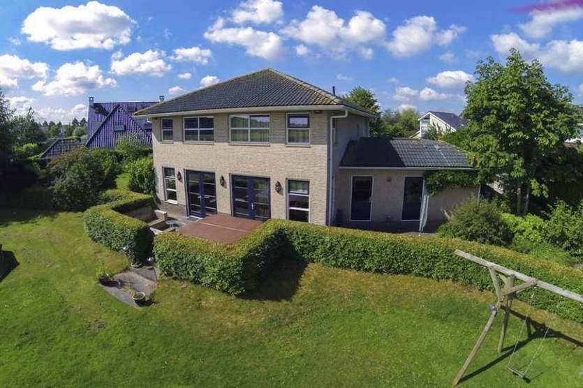 Met royale tuin met lekker