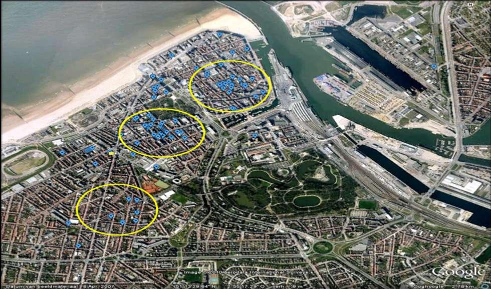 Fig. 2: Locatie van de gemelde broedplaatsen (blauwe ballonen) en afvaloverlast (gele vierkanten) in 2009 in Oostende. De gele cirkels stellen clusters van broedplaatsen voor.