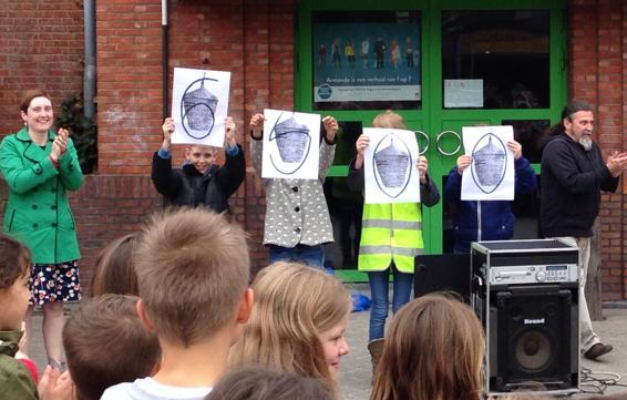 Lumein loopt school in het Atheneum van Zelzate, twee jaar geleden nog de Strafste School van MNM waar ook Jens Dolleslagers van The Voice Kids lessen volgde.