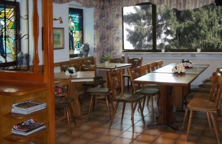 Hotel Begane grond Ruime entree Grote eetzaal Professionele horeca-keuken met alle faciliteiten Bar met