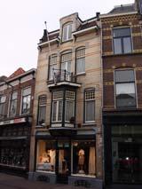 G. Post in Art Nouveau bouwstijl in opdracht van Th. Bremer. Post was een architect die in de periode 1904-1920 een groot aantal gebouwen in Zwolle heeft ontworpen.