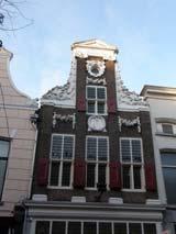 De halsgevel vertoont stijlovereenkomsten met Amsterdamse voorbeelden van de bekende ontwerper Philip Vingbooms. Rijk gedecoreerde gevel met gebeeldhouwde vleugelstukken, festoenen, oeil-de-boeuf.