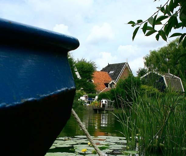 Rijkdom aan het water Verscholen achter de voet van de Westfriese Omringdijk ligt het schilderachtige dorp Kolhorn. Een oud vissersdorp, met beschermd dorpsgezicht, midden in de kop van Noord-Holland.
