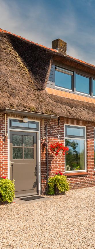 De woning wordt omringd door een sfeervolle onderhoudsvriendelijke tuin met kleine fruitbomen en bessenstruiken.