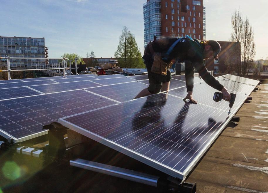 Zonnepanelen Portaal wil de duurzaamheid van haar woningen vergroten en de woonlasten verlagen. Ze plaatst daarom zonnepanelen op complexen.