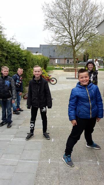 4/5/6 In groep 4/5/6 mochten de kinderen naar buiten om te rekenen.