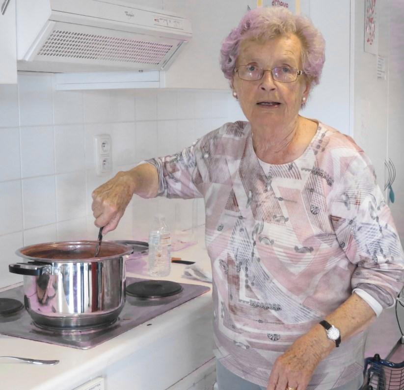 Sommige aardbeien gingen niet rechtstreeks de pot in maar wel de mond in. t Lokaal was gevuld met een lekker zoete geur.