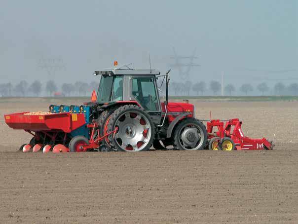 Wormenprobleem De aardappels gaan de grond in. Voor het poten wordt de grond fijngefreesd en daarna wordt een hogere, langgerekte rug gevormd.