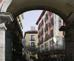 Aan het Madrid van de Bourbons, wordt u herinnerd in het 18e-eeuwse Koninklijke Paleis met haar prachtige collecties wandtapijten en keramiek.