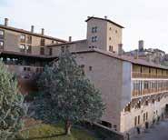 Hotel Albarracin albarracin natuur Ligging: eenvoudig hotel in een van de mooiste bergdorpjes van Spanje (Nationaal Monument), 37 km van Teruel. Kamers: met complete badkamer, telefoon, tv en cv.